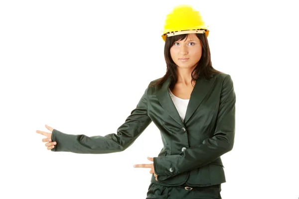Jovem arquiteta ou construtora usando um chapéu amarelo hart — Fotografia de Stock