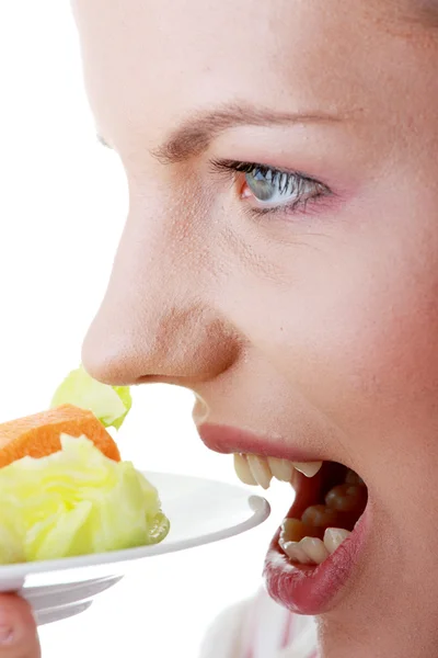 Weibchen isst ihren Salat — Stockfoto