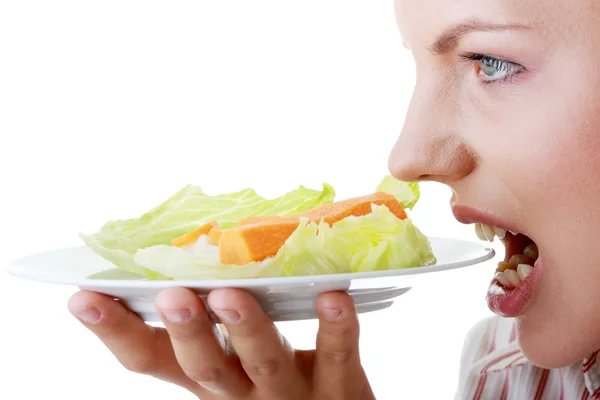 Mulher comendo sua salada — Fotografia de Stock