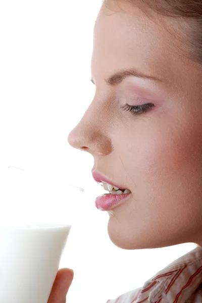 Ευτυχισμένη Κοπέλα Πίνοντας Γάλα Που Απομονώνονται Λευκό Φόντο — Φωτογραφία Αρχείου