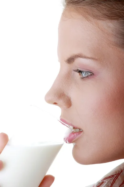 Junge glückliche Frau trinkt Milch — Stockfoto