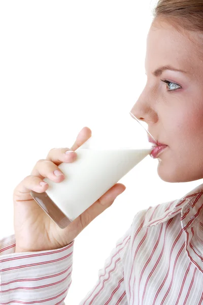 白い背景で隔離の牛乳を飲む若い幸せな女 — ストック写真