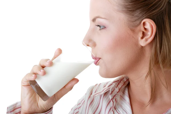 喝牛奶在白色背景上孤立的年轻快乐的女人 — 图库照片