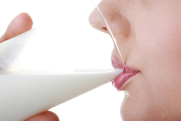 Jovem mulher feliz beber leite — Fotografia de Stock