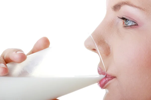 Ευτυχισμένη Κοπέλα Πίνοντας Γάλα Που Απομονώνονται Λευκό Φόντο — Φωτογραφία Αρχείου