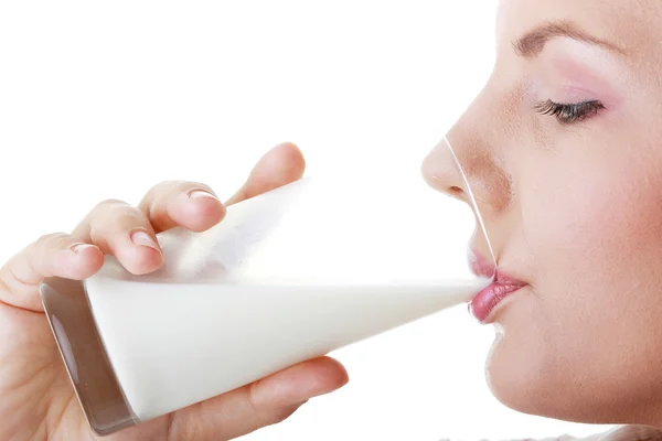 Jovem mulher feliz beber leite — Fotografia de Stock