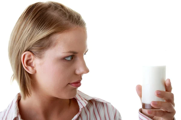 喝牛奶在白色背景上孤立的年轻快乐的女人 — 图库照片
