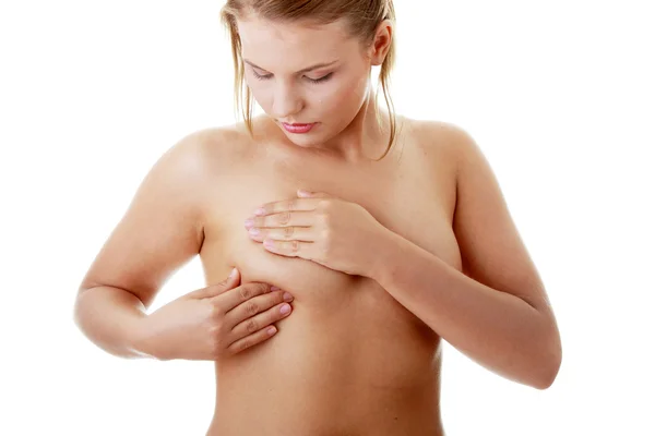 年轻的白人成年妇女检查她的乳房肿块或乳腺癌迹象 — 图库照片