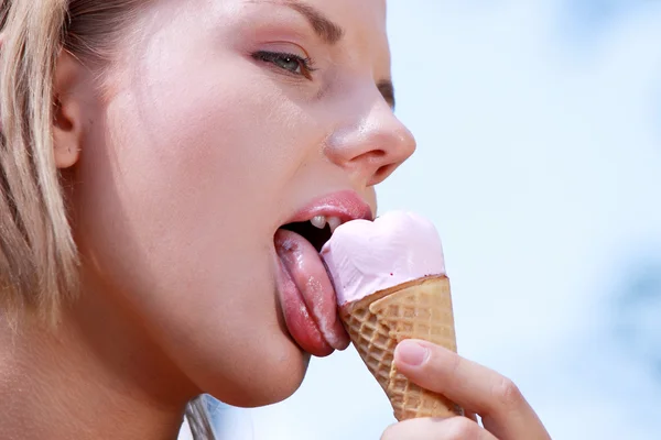 アイス クリームを食べる若い幸せな女性の肖像画 — ストック写真