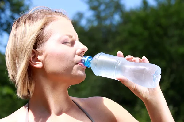 きれいな女性は、水を飲む — ストック写真