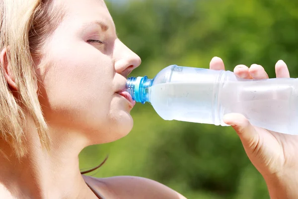 Hübsche Frau Trinkt Wasser Auf Der Sommerwiese — Stockfoto