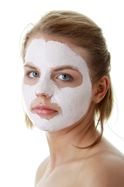 Cara femenina joven con máscara de arcilla — Foto de Stock