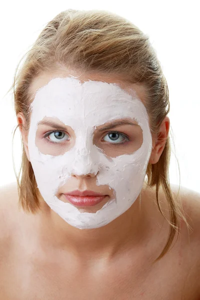 Mladá ženská tvář s hliněné masky — Stock fotografie