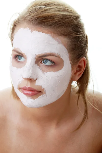Młoda kobieta twarzy z Maseczka z glinki — Zdjęcie stockowe