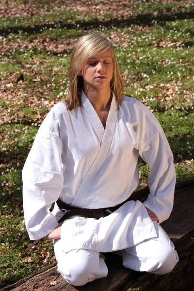 Karate Girl Meditating Nature — Stock Photo, Image