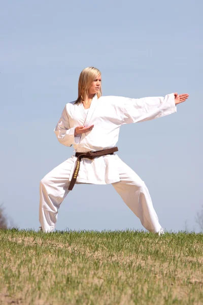 Karate Menina Loira Formação Livre — Fotografia de Stock