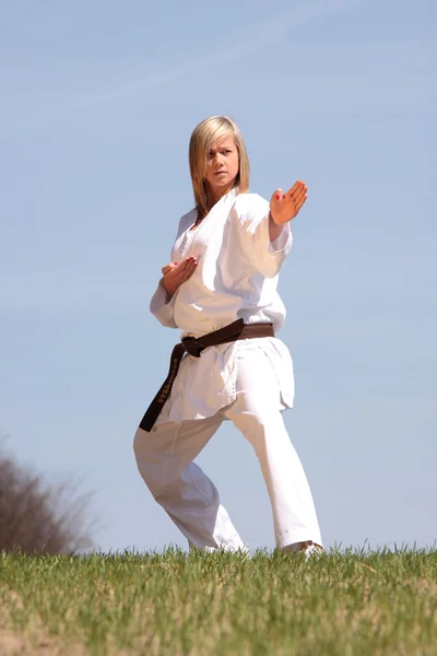 Karate Rubia Chica Entrenamiento Aire Libre —  Fotos de Stock