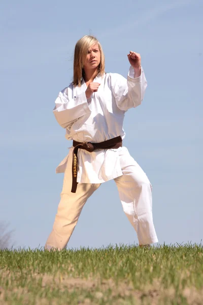 Karate Blond Dziewczynka Szkolenia Outdoor — Zdjęcie stockowe