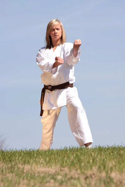 Karate Rubia Chica Entrenamiento Aire Libre —  Fotos de Stock