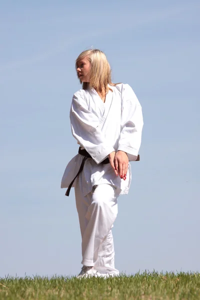 Karate Bionda Ragazza Formazione All Aperto — Foto Stock