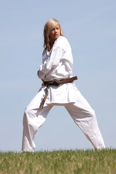 Karate Blond Dziewczynka Szkolenia Outdoor — Zdjęcie stockowe