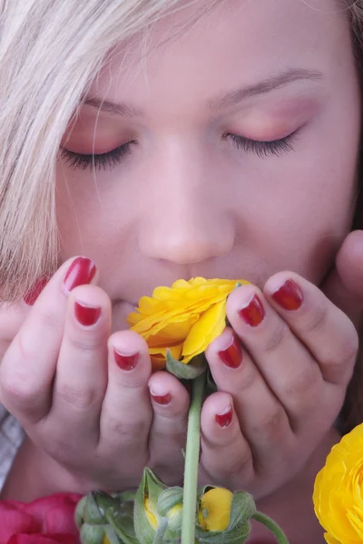 Blonde Vrouw Verstopt Achter Kleurrijke Bloemen Geïsoleerd Witte Achtergrond — Stockfoto