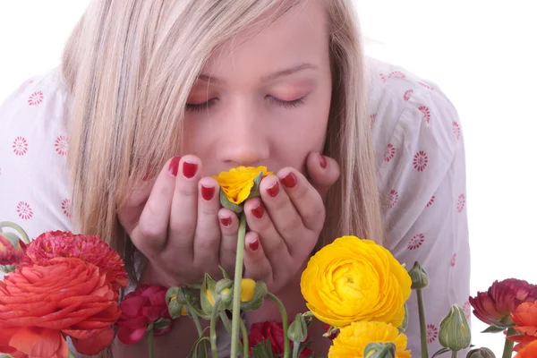 Sarışın Bir Kadın Beyaz Zemin Üzerine Izole Rengarenk Çiçekler Arkasına — Stok fotoğraf