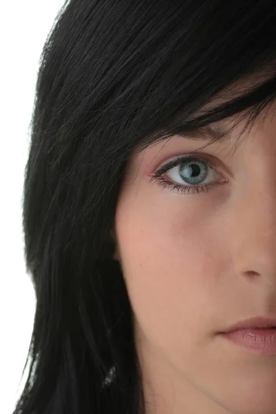 白い背景上に分離されてきれいな肌を持つ若い女性の半分の顔 — ストック写真
