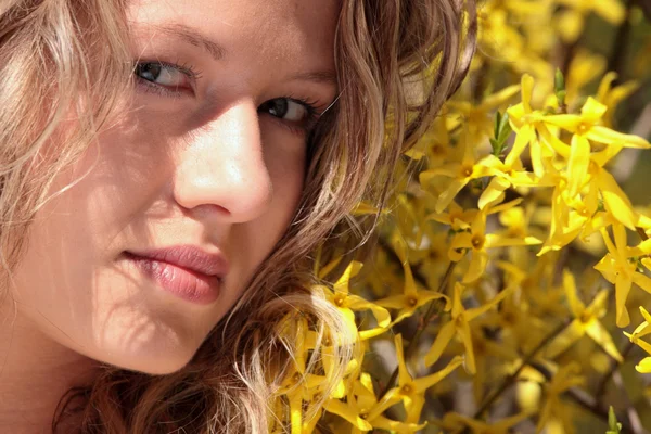 Ξανθιά Νεαρή Γυναίκα Στο Λουλούδια Του Κίτρινου Forsythia Πορτρέτο — Φωτογραφία Αρχείου