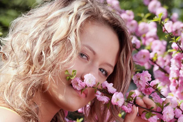 Piękne Blond Kobieta Między Drzewa Różowe Kwiaty Portret — Zdjęcie stockowe