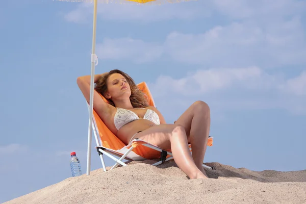 Mujer Rubia Bikini Relajante Tomar Sol Bajo Paraguas Playa —  Fotos de Stock