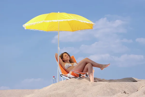 Женщина отдыхает на пляже — стоковое фото