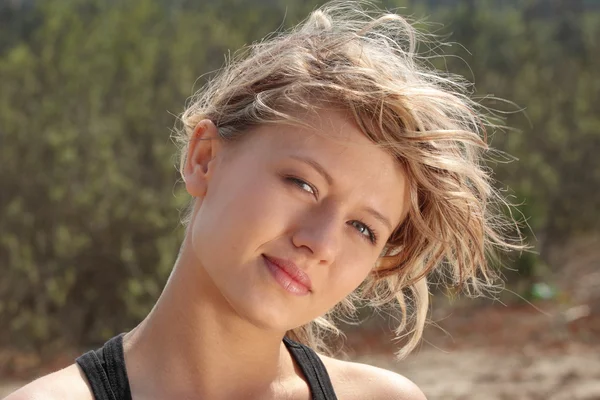 Blond Fitness Meisje Wind Portret Aard Achtergrond — Stockfoto