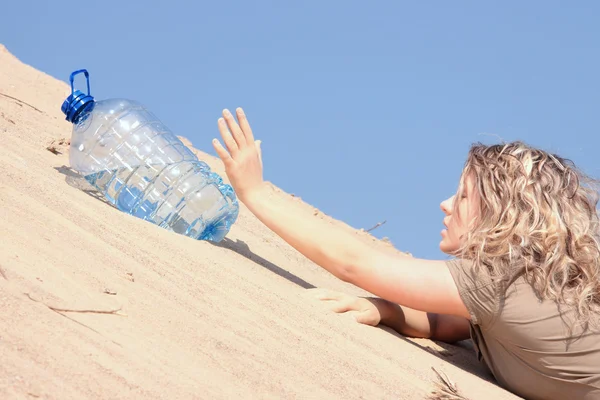 Dorst Meisje Zoek Naar Water Woestijn — Stockfoto