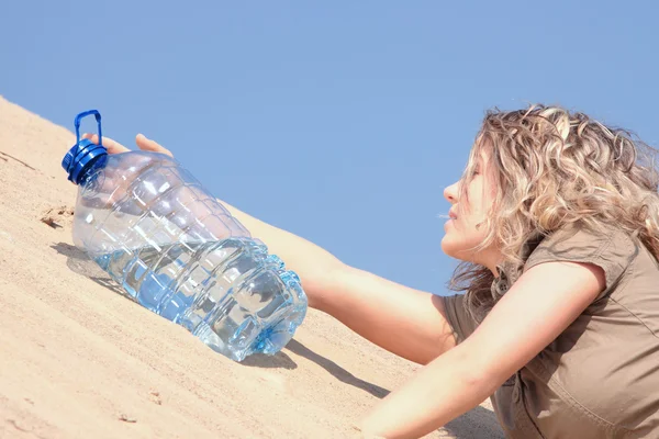 砂漠に水を探してのどが渇いている女の子 — ストック写真