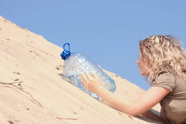 Chica Sedienta Buscando Agua Desierto —  Fotos de Stock