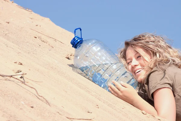 Durstiges Mädchen auf der Suche nach Wasser — Stockfoto
