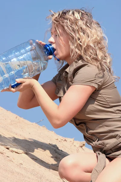 Törstig blond kvinna på öknen — Stockfoto
