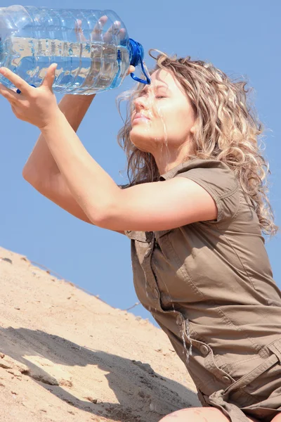 Žízeň blondýnka na poušti — Stock fotografie