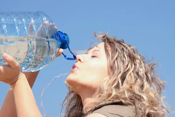 Mulher Loira Sedenta Bebida Deserto Grande Garrafa Água — Fotografia de Stock