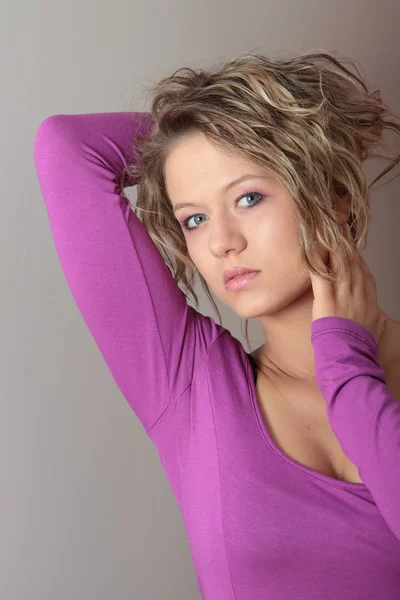 Vacker Blond Tjej Kvinna Lila Klänning Poserar — Stockfoto