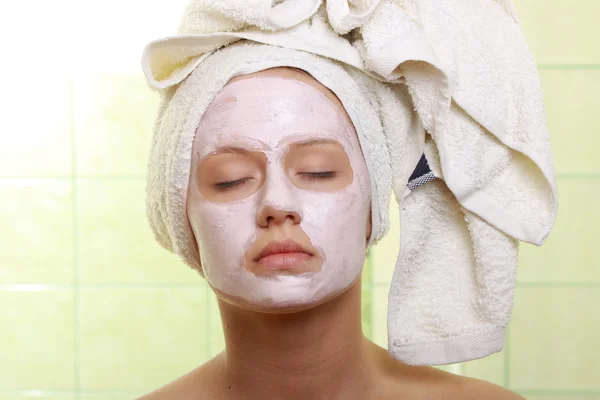 Masked Beauty - facial treatment — Stock Photo, Image