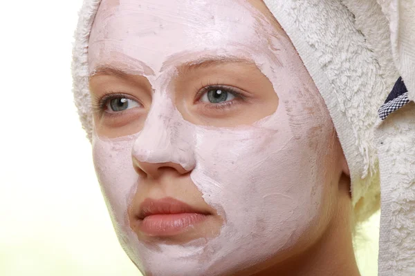 Krem Yüz Maskesi Ile Stillendirilmiş Bir Model Portresi — Stok fotoğraf