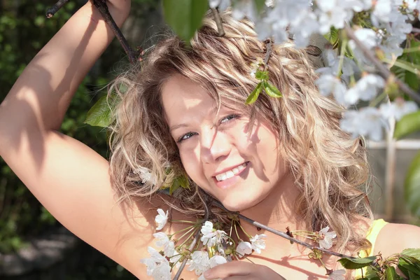 Mooie Blonde Vrouw Tussen Kersenboom Met Witte Bloemen Portret — Stockfoto