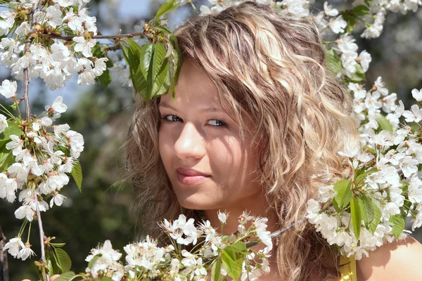 美丽的金发碧眼女人之间用白花 樱桃树肖像 — 图库照片