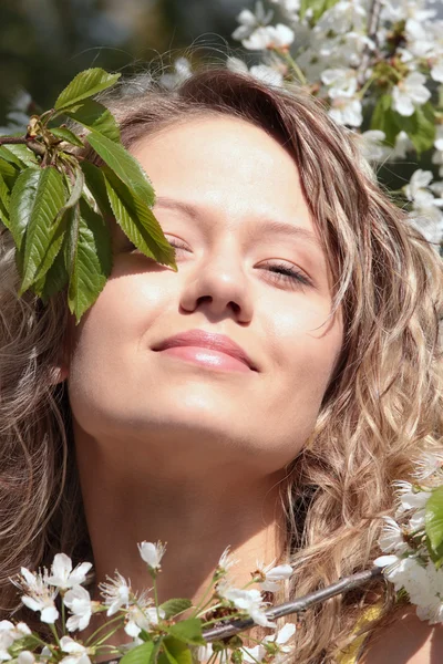 Piękne Blond Kobieta Między Wiśniowe Drzewo Białych Kwiatach Portret — Zdjęcie stockowe