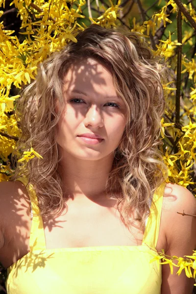 Jovem Loira Flores Forsythia Amarelas Retrato — Fotografia de Stock