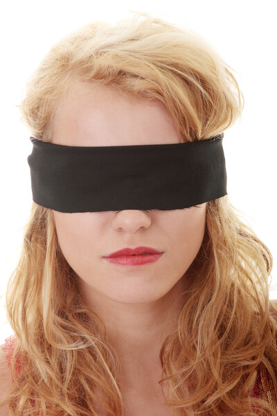 Молодая женщина с закрытыми глазами
