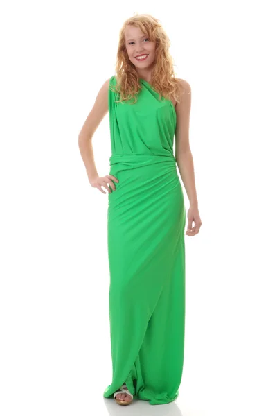 Yeşil elbiseli genç güzel kız — Stok fotoğraf