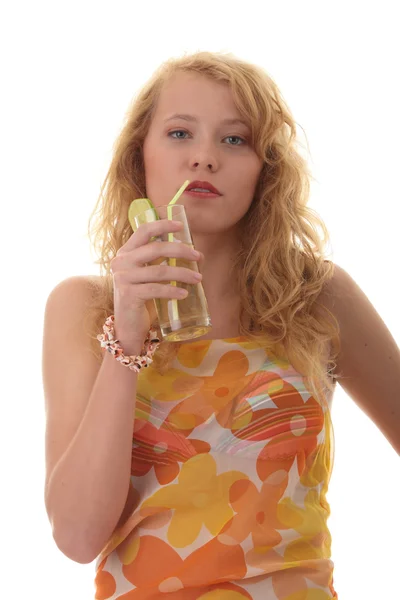 年轻漂亮金发女郎喝鸡尾酒 绿色冰茶 在白色的背景 — 图库照片